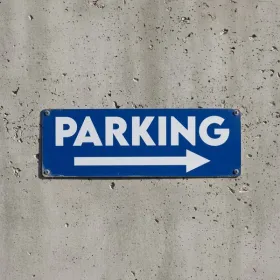 Panneau parking à droite PVC 3mm – Signalétique d’extérieur