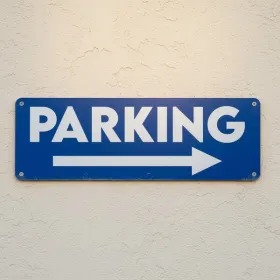 Panneau parking à droite PVC 3mm – Signalétique d’extérieur