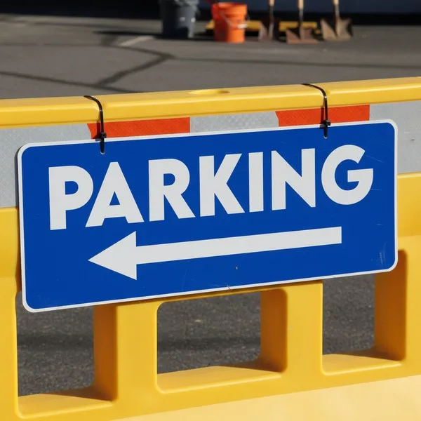 Panneaux de signalisation : Parking, Chasse Gardée et Réglementation