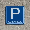 Panneau parking réservé clientèle avec pictogramme extérieur