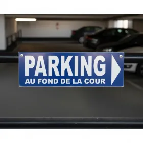 Panneau Parking : direction droite au fond de la cour