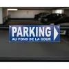 Panneau Parking : direction droite au fond de la cour