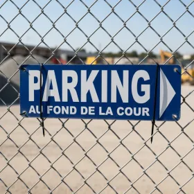 Panneau Parking : direction droite au fond de la cour