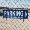 Panneau Parking : direction droite au fond de la cour