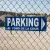 Panneau Parking : direction droite au fond de la cour