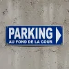 Panneau Parking : direction droite au fond de la cour