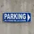 Panneau Parking : direction droite au fond de la cour