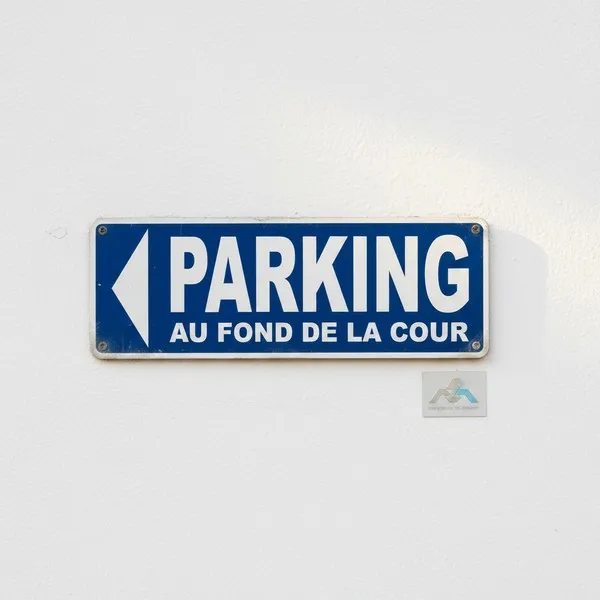 Panneau Parking Gauche au Fond de la Cour | Signalisation