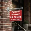 Panneau parking hôtel personnalisé réservé aux clients