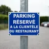 Panneau parking réservé à la clientèle du restaurant