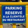 Panneau parking réservé à la clientèle du restaurant