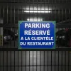 Panneau parking réservé à la clientèle du restaurant