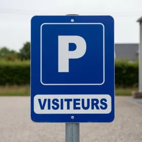 Panneau signalétique Parking réservé aux visiteurs – Accès parking