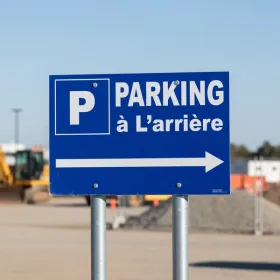 Panneau parking à l'arrière à droite – Panneau parking