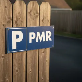 Panneau signalétique Parking PMR avec pictogramme handicapé