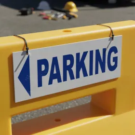 Panneau parking flèche gauche – Signalisation directionnelle