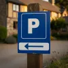 Panneau parking avec flèche à gauche, fond bleu