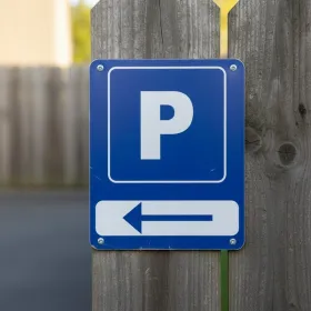 Panneau parking flèche gauche – Signalétique directionnelle