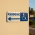 Panneau handicapé direction gauche - Accès parking PMR