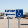 Panneau handicapé direction gauche - Accès parking PMR