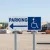 Panneau handicapé direction gauche - Accès parking PMR