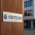 Panneau parking visiteurs PMR – bordure de trottoir