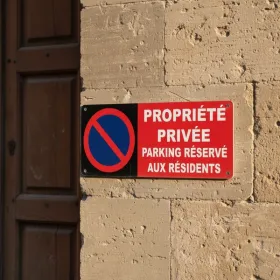 Panneau propriété privée parking réservé, stationnement interdit