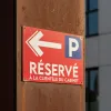 Panneau parking réservé clientèle flèche gauche cabinet direction