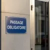 Panneau Passage obligatoire – Panneau directionnel
