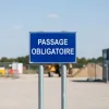 Panneau Passage obligatoire – Panneau directionnel