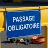 Panneau Passage obligatoire – Panneau directionnel