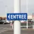 Panneau signalétique entrée à gauche directionnelle pour accès