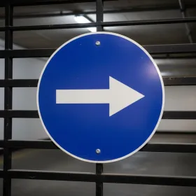 Panneau sens obligatoire à droite – Panneau directionnel