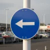 Panneau sens obligatoire à gauche – Panneau directionnel