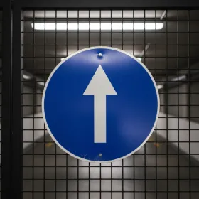 Panneau sens obligatoire tout droit – Panneau directionnel