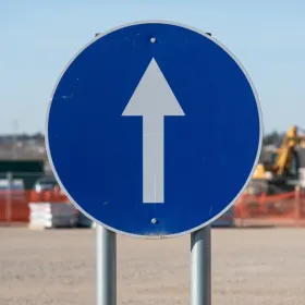 Panneau sens obligatoire tout droit – Panneau directionnel