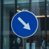 Panneau sens obligatoire en bas à droite – Panneau directionnel
