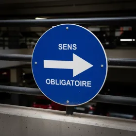 Panneau sens obligatoire à droite avec texte | Panneau directionnel