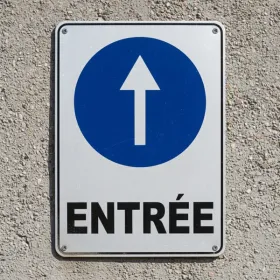 Panneau direction entrée accès bâtiment – Signalétique extérieure