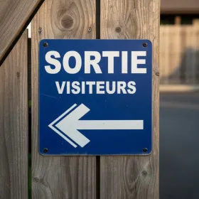 Panneau sortie visiteurs gauche – Panneau directionnel
