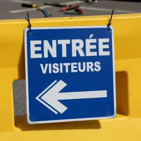 Panneau entrée visiteurs gauche – Panneau directionnel