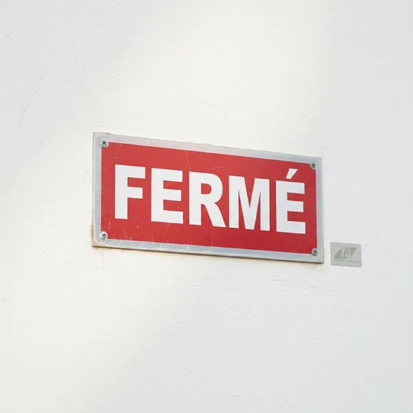 Panneau fermé en alu – Signalétique magasin