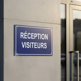 Panneau signalétique Accueil visiteurs pour entrée d’entreprise