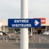 Panneau Entrée visiteurs à droite - Hôtel, Restaurant, Gîte
