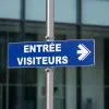 Panneau Entrée visiteurs à droite - Hôtel, Restaurant, Gîte