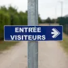 Panneau Entrée visiteurs à droite - Hôtel, Restaurant, Gîte
