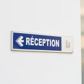 Panneau Réception à gauche – Signalétique Bureau