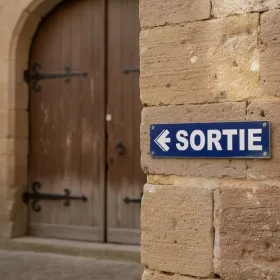 Panneau signalétique Sortie à gauche – sécurité bâtiment