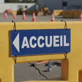 Panneau PVC bleu 500x200mm direction gauche accueil parking