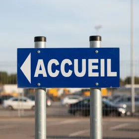 Panneau PVC bleu 500x200mm direction gauche accueil parking